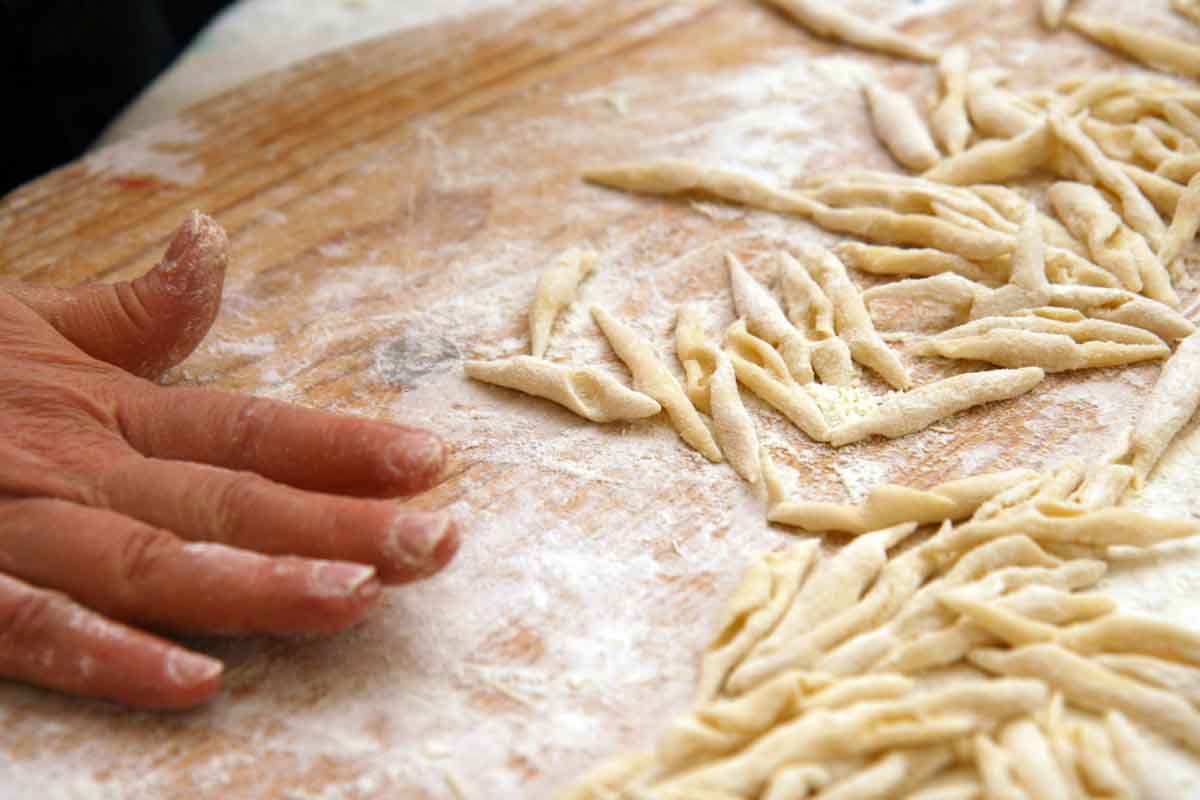 Strozzapreti alle tre cipolle di Locatelli ricetta