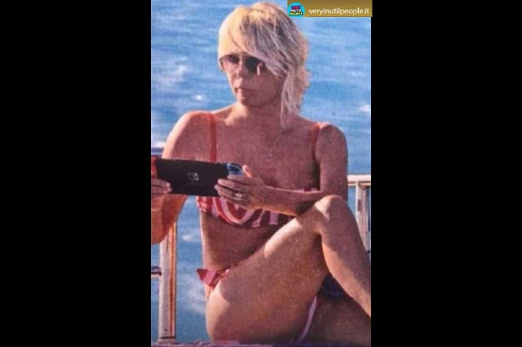 Maria De Filippi si mostra in bikini