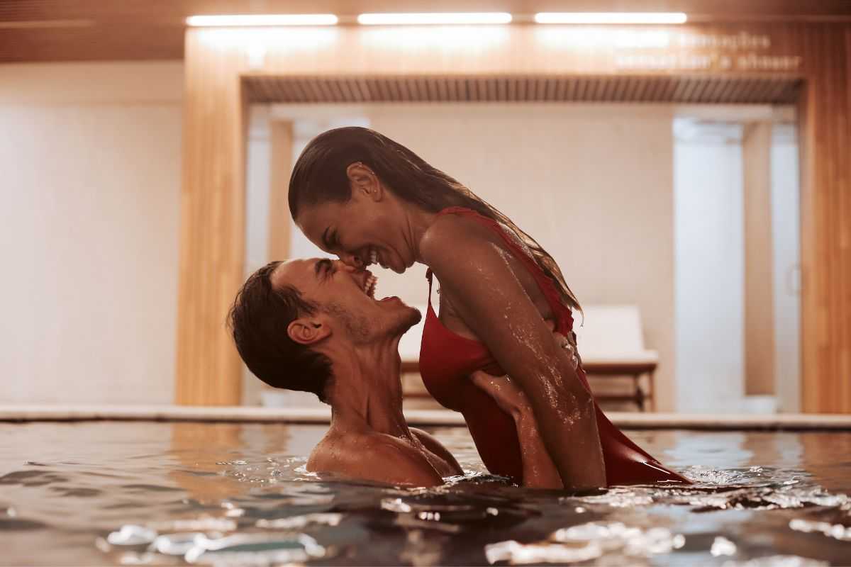 uomo donna bacio piscina