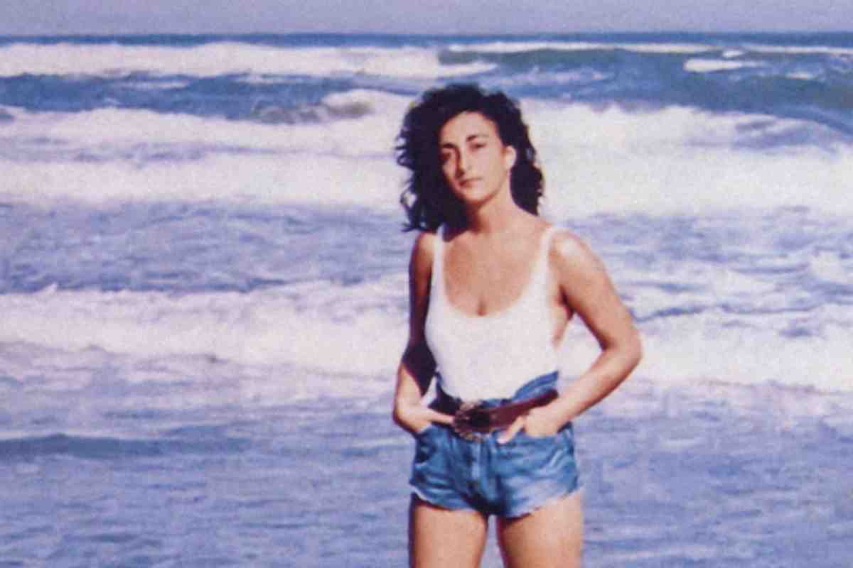 Simonetta Cesaroni in spiaggia in piedi
