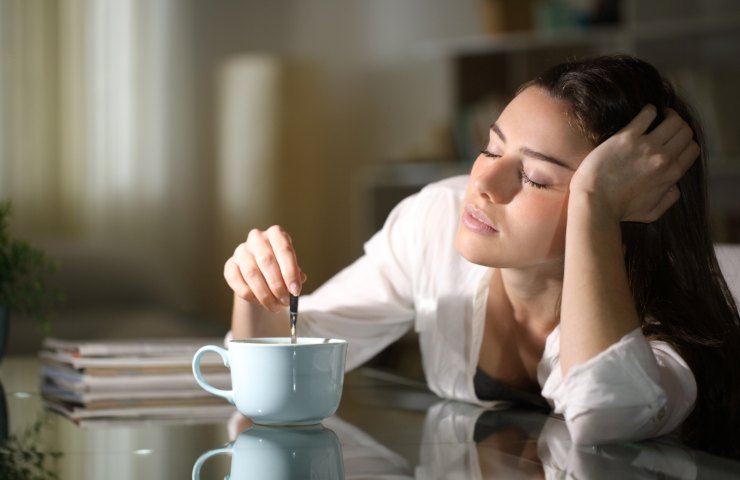 donna beve caffè